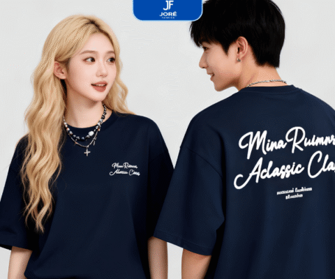 Trang phục couple JORÉ Fashion phong cách trẻ trung, thiết kế hiện đại giúp các cặp đôi thể hiện sự đồng điệu và cá tính.