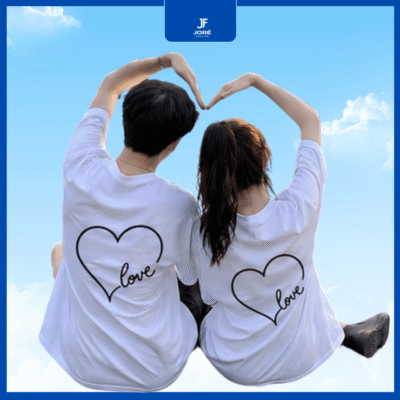 Áo Đôi Couple Joré Fashion màu trắng form oversize, chất liệu cotton cao cấp, họa tiết trái tim trước và sau, phong cách Hàn Quốc dành cho nam và nữ.